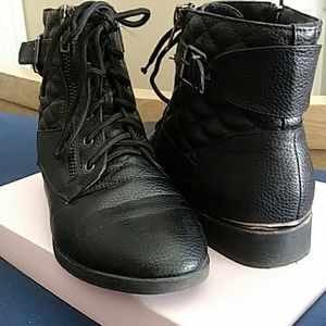 Trendy great condition quilted patteen boots